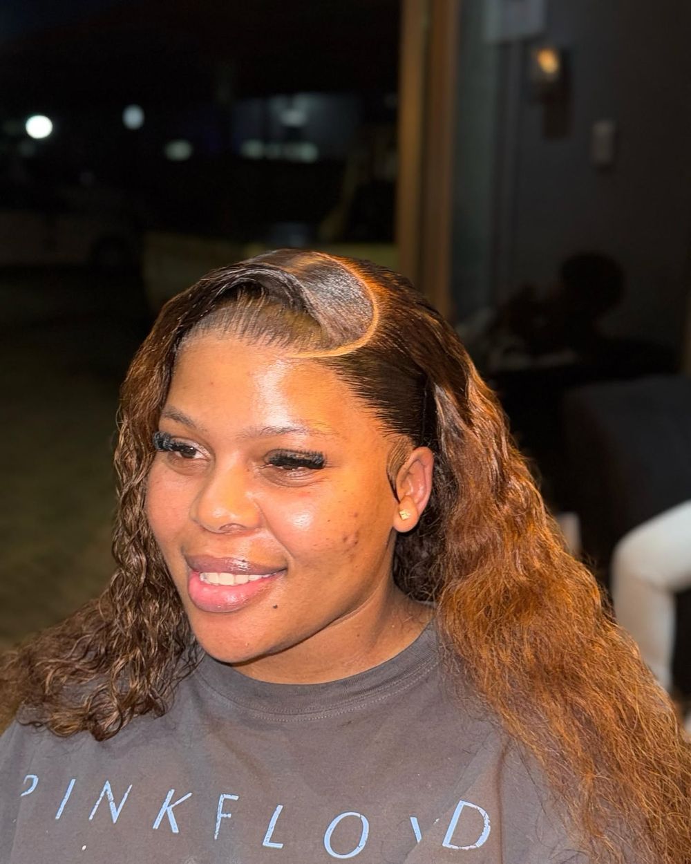 Honey-toned curly installation