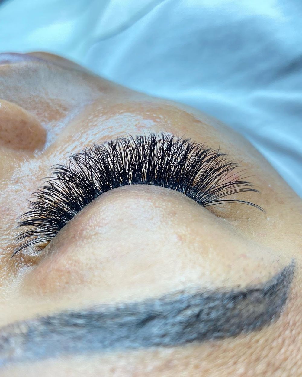 Wispy volume cluster lashes